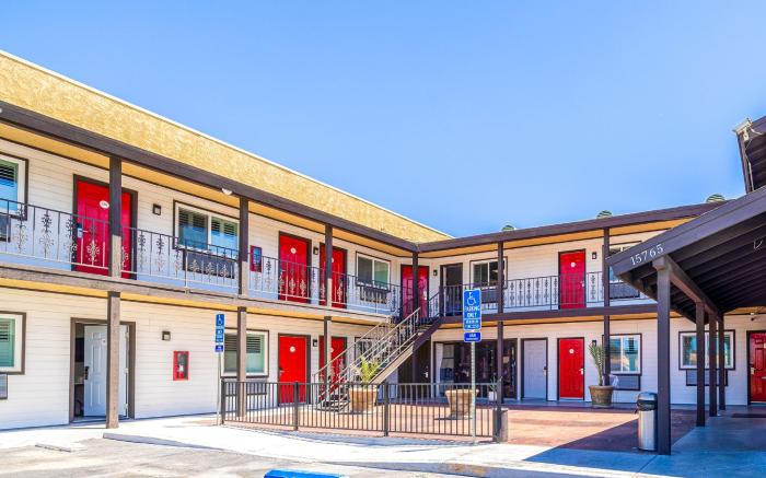 Hotel Avenida Victorville I 15