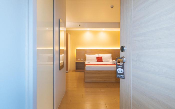 RedDoorz @ LuxeLite Suites Makati