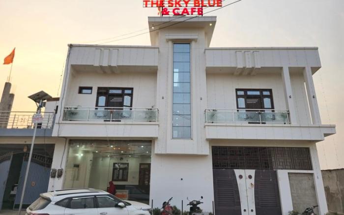 Hotel The Sky Blue & Cafe