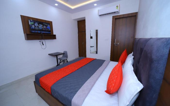 Hotel white town