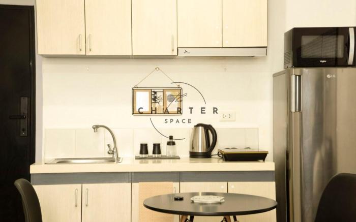 Urban Escape: Chic Studio Close to the Airport