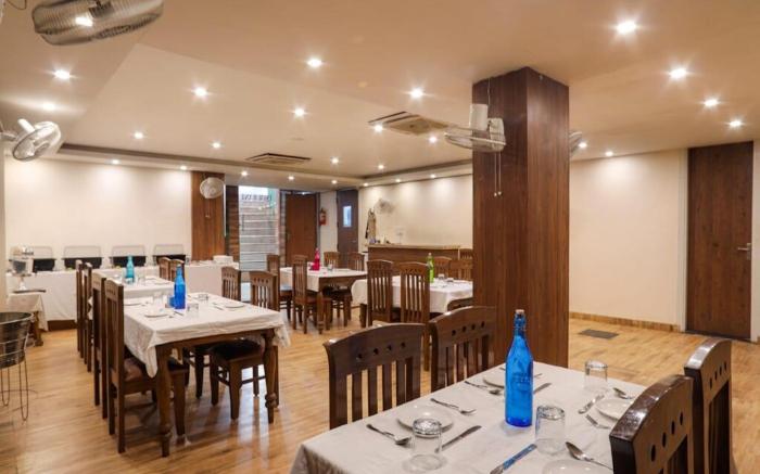 LA Riqueza Pride Inn - Rooftop Cafe with Swimming Pool 