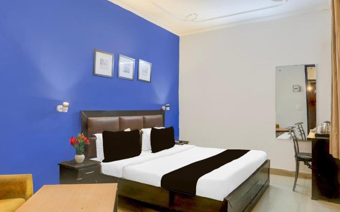 Super OYO Townhouse Anmol Residency Near Saket Metro Delhi