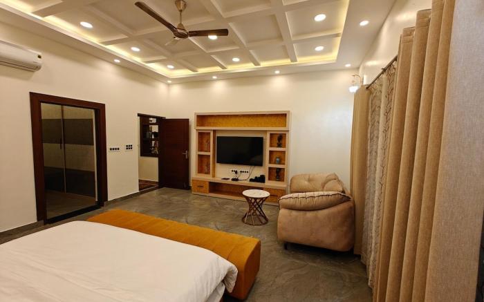 The Paradise ~ Luxury 3BR Villa near the Airport