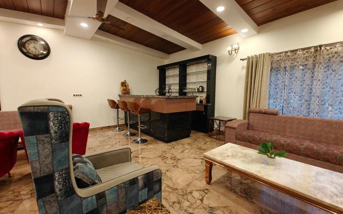 The Paradise ~ Luxury 3BR Villa near the Airport