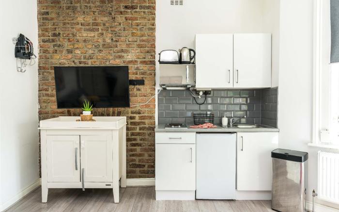 Next to tube station-studio-convenient 