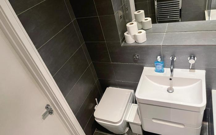 Sleek 3-BR flat in Southwark, Borough | The Shard
