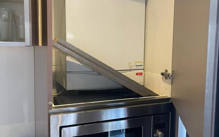 Sleek 3-BR flat in Southwark, Borough | The Shard