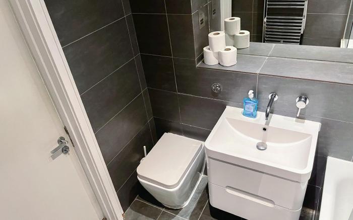 Sleek 3-BR flat in Southwark, Borough | The Shard