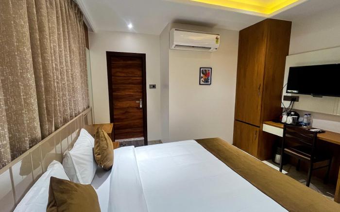 Rainbow Guest House (Pure Veg)