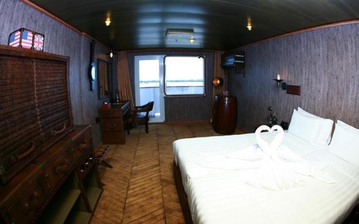 Vintage Luxury Yacht Hotel