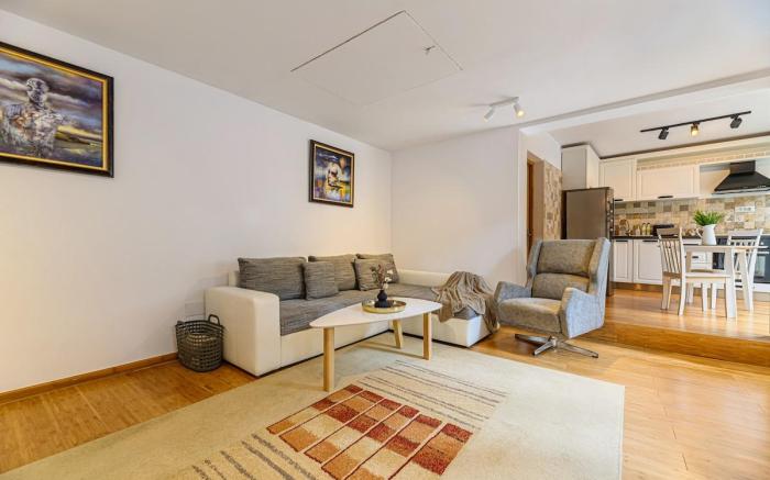 Cozy House w. private Terrace, Bbq & Free Parking