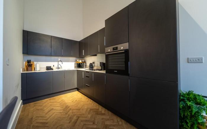 The Essex Loft - Lovely 1 King bed with fast WiFi