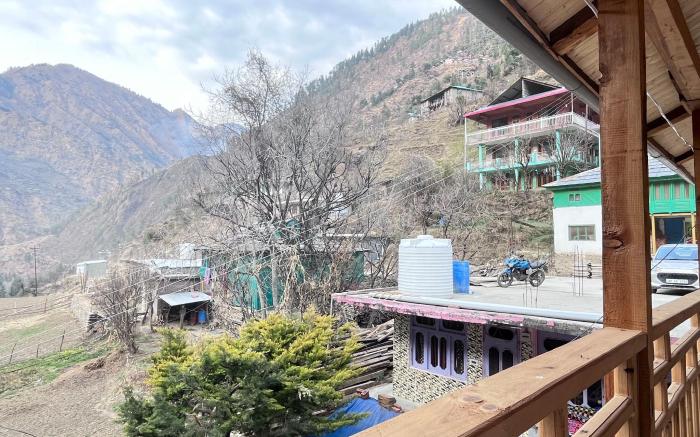 Rustic River View Cottage Tirthan by Homeyhuts