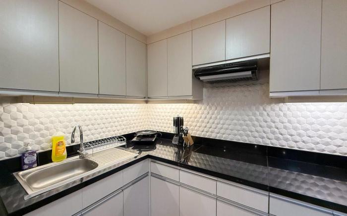 Modern 1BR Unit w/FREE parking
