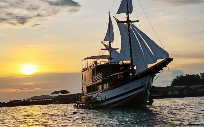 Gallia Phinisi Batam
