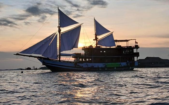 Gallia Phinisi Batam