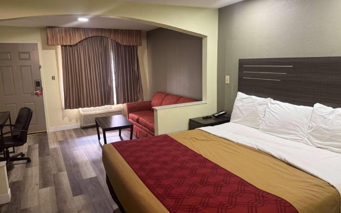 Super 8 by Wyndham Jackson MS Near the Fairgrounds