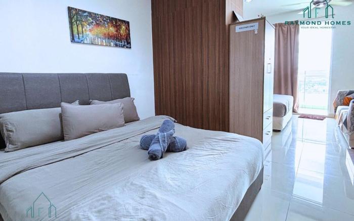 Stunning city views cozy studio