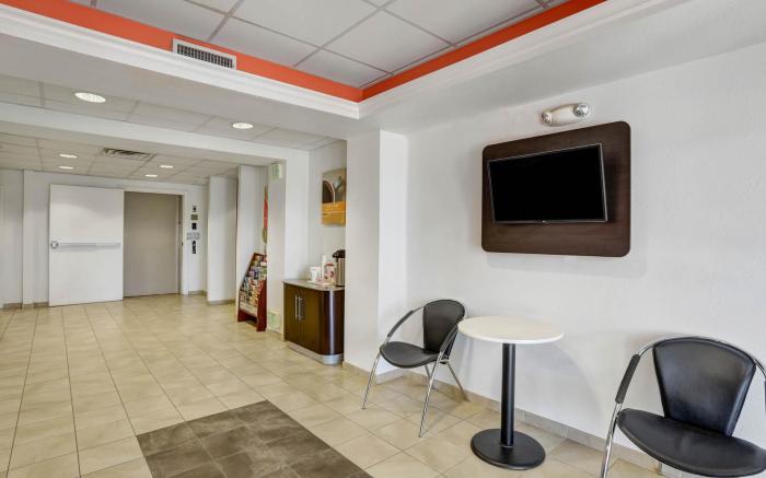 Howard Johnson by Wyndham Lemoore