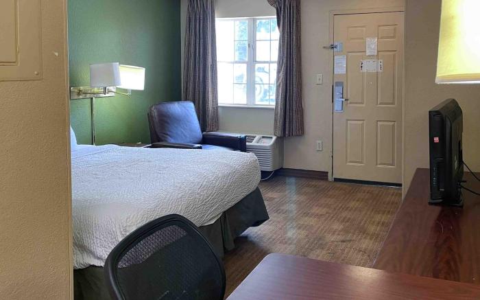 Motel 6 Columbus, GA - Columbus Airport