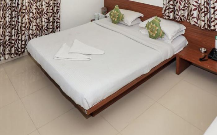Goroomgo Shradha Saburi Palace Shirdi