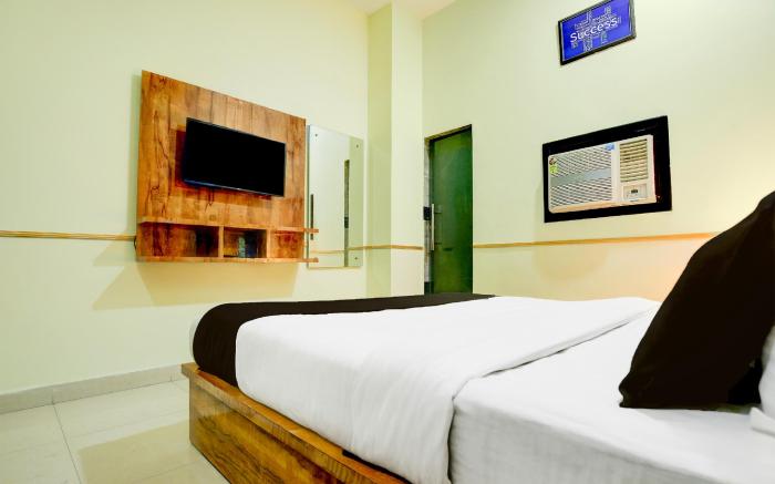 Collection O Ishwar Nagar Near Golden Temple Formerly Chahal Residency