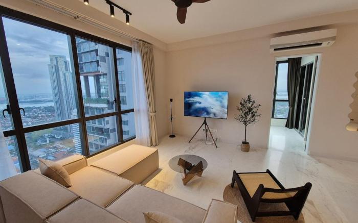 Stunning 4BR Sky Retreat @ 42nd Floor View Sleep 8