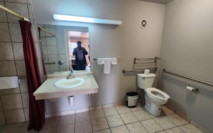 OYO Benbrook Inn & Suites