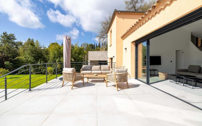 Modern Villa with Heated Pool and Garden 