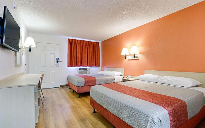Motel 6 Baraboo, WI - Lake Delton