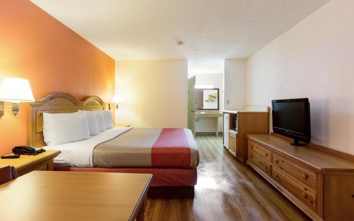 Motel 6 Clarksville, TN