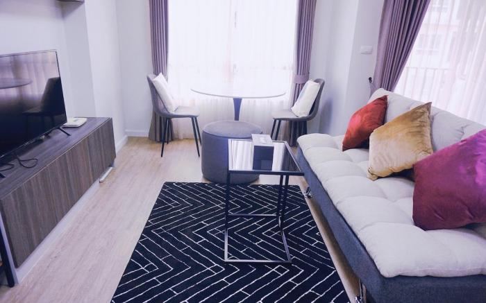 Cozy 1BR Pool Gym Balcony Walk To Central Festival