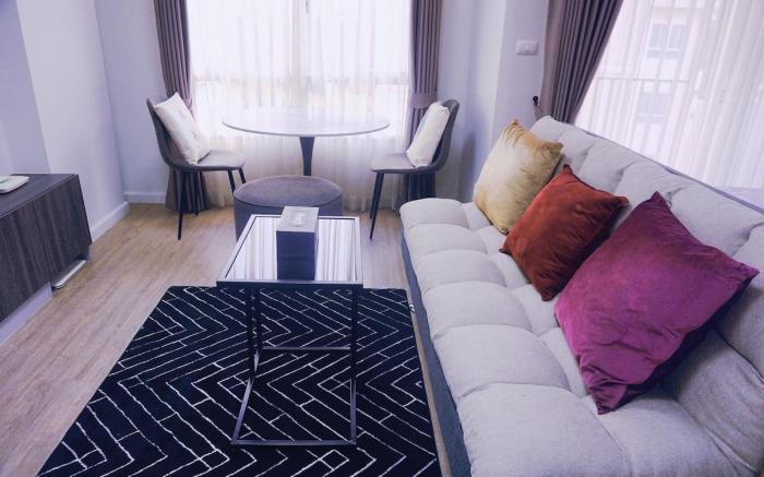 Cozy 1BR Pool Gym Balcony Walk To Central Festival