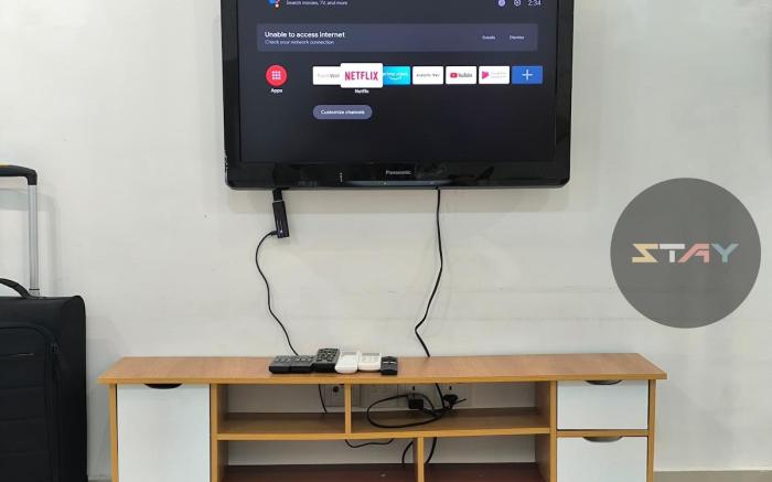 Meridin Sovo Couple Stylish Studio Netflix BySTAY