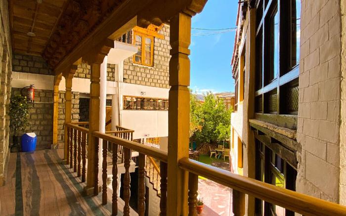 Nezer Hostel & Roof Top Cafe