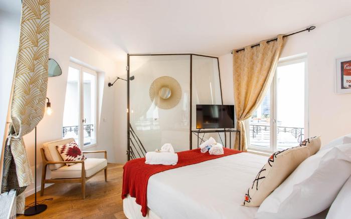Bright Triplex - 4BR/10P - Moulin Rouge