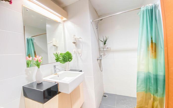Homey Studio Apartment at Beverly Dago By Travelio