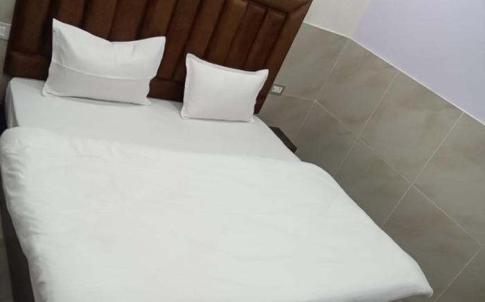 Goroomgo Dixit Residency Vrindavan