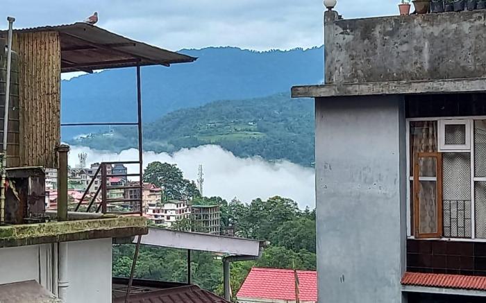 DhamStay Hotel Milestone Kanchenjunga Hill View