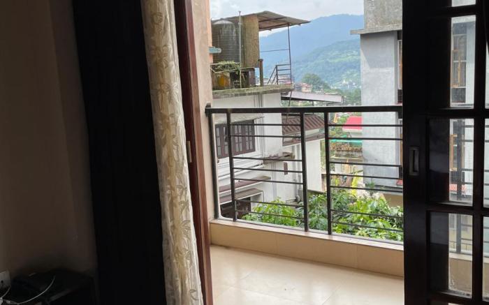 DhamStay Hotel Milestone Kanchenjunga Hill View