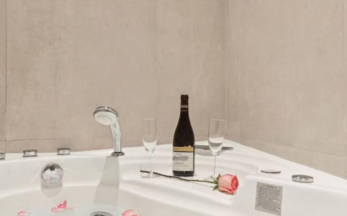 Lavie Maison : AC Hot Tub Close Arc de Tromphe