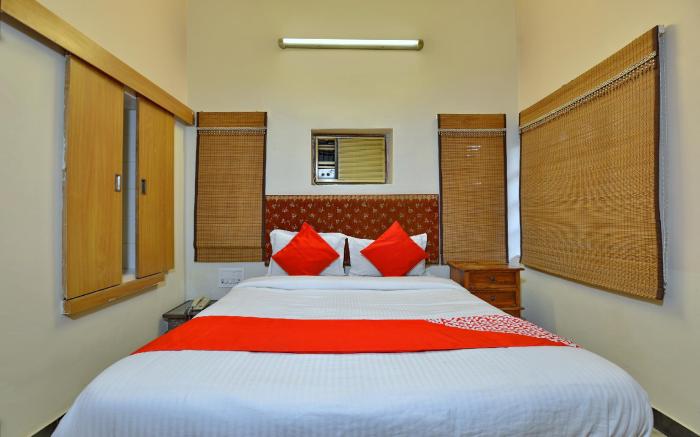 OYO 9900 Hotel Pioneer Plaza