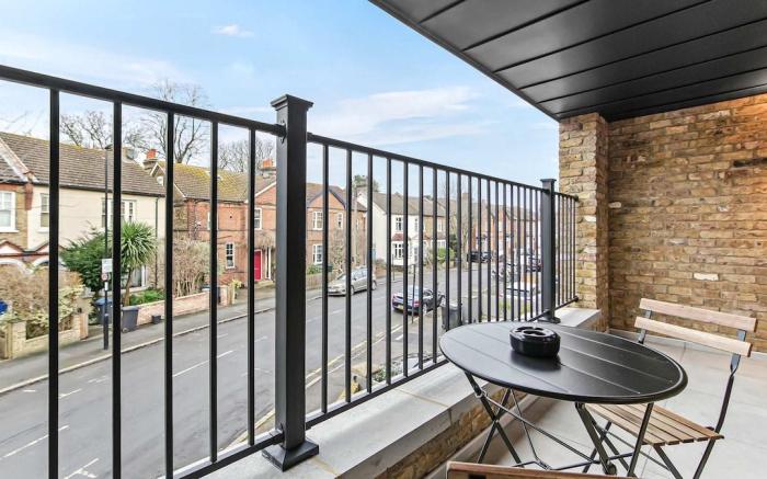 Modern 2 Bedroom Stay, Balcony, East Croydon
