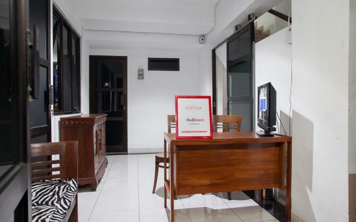 RedDoorz Syariah near DBL Arena 2