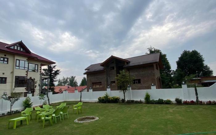 Goroomgo Anjeer villa Srinagar