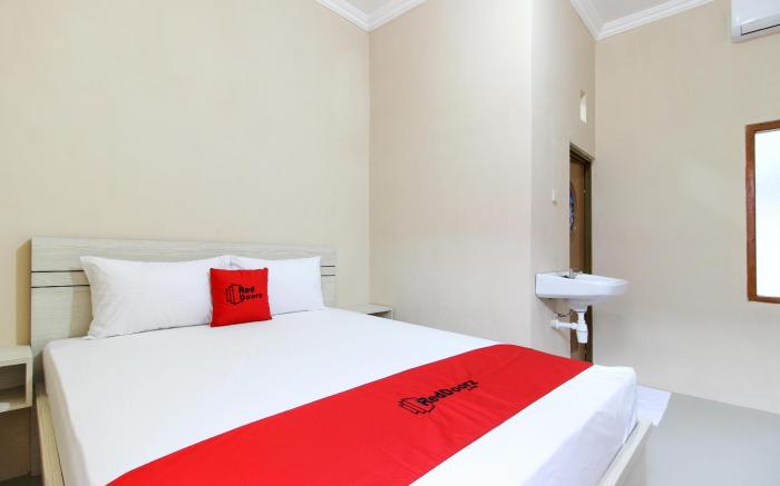 RedDoorz near Balekambang City Park