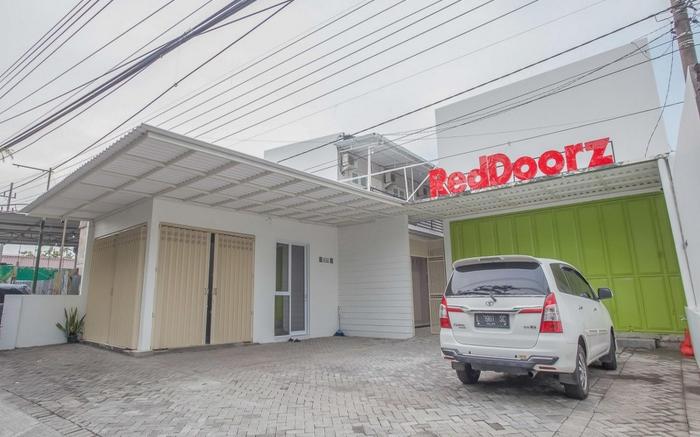 RedDoorz near Ciputra Golf Surabaya