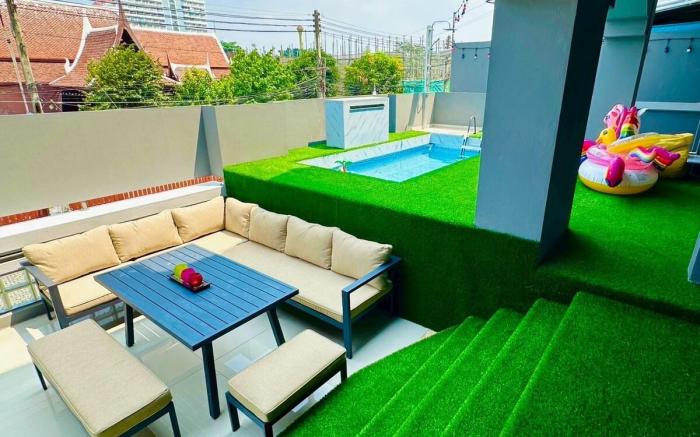 BEACH SIDE! Sleeps 30! Pool Table, Darts, BBQ, BAR