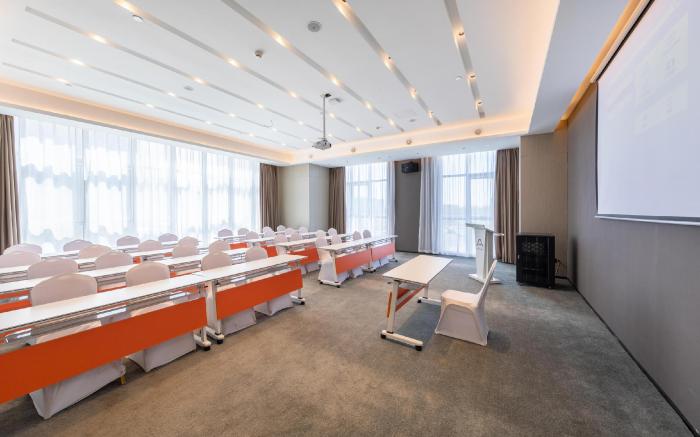 Atour Hotel Tianjin Binhai West Railway Station